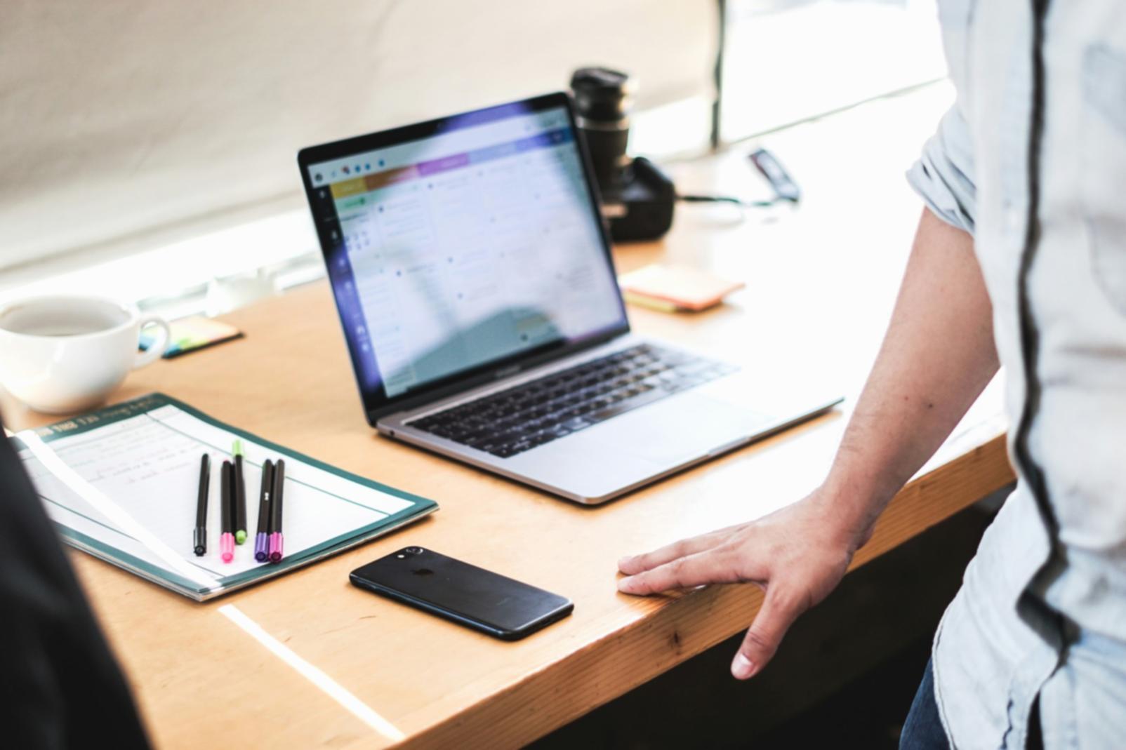 Apprenants travaillant sur des audits SEO techniques